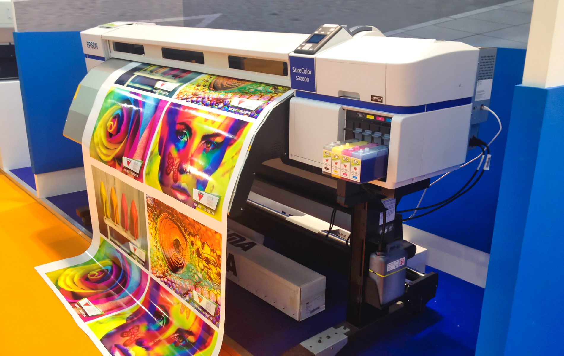 Solche Profi-Tintenstrahldrucker haben natürlich nicht mit den gleichen Problemen zu kämpfen, wie die Billig-Drucker, die meistens an Privatkunden verkauft werden.