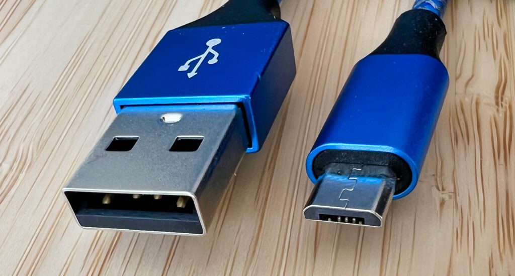 Links USB-A und rechts Micro-USB. Man sieht schon den Größenunterschied, aber bei den Kabeln findet man in der Regel an einem Ende USB-A und am anderen Micro-USB (Fotos: Sir Apfelot).