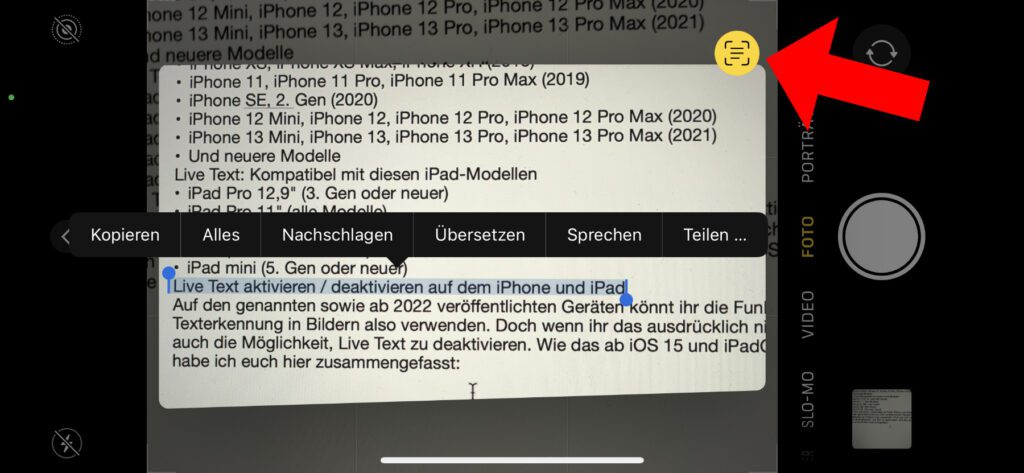 In der Kamera App des Apple iPhone könnt ihr ab iOS 15 bei erkanntem Text das markierte Symbol antippen, um einen temporären Screenshot zu erschaffen und mit dem erkannten Text zu interagieren. Live Text funktioniert aber auch auf Fotos und anderen Bildern.