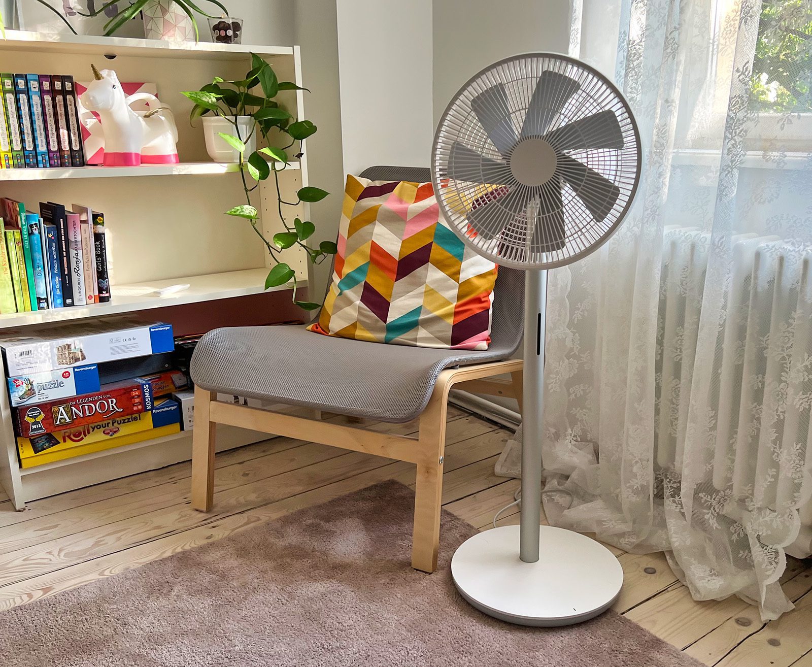 Hier sieht man den Smartmi Standing Fan 3 im Kinderzimmer – das sah einfach besser aus als mein chaotisches Büro. 