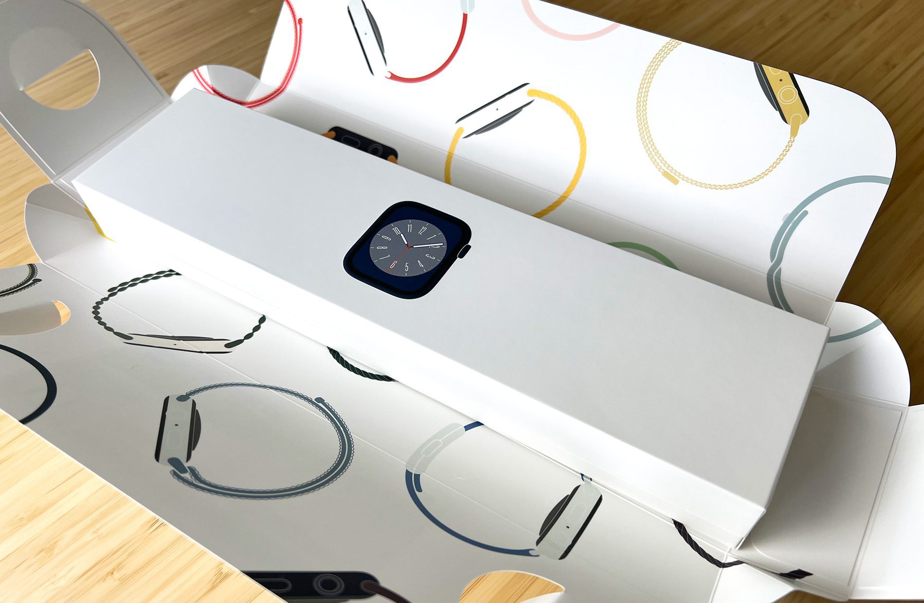 Die Verpackung der Apple Watch ist schon ein kleines Design-Kunstwerk, aber besonders gut finde ich, dass Apple weitgehend auf Kunststoff verzichtet und auf Papier und Pappe setzt.