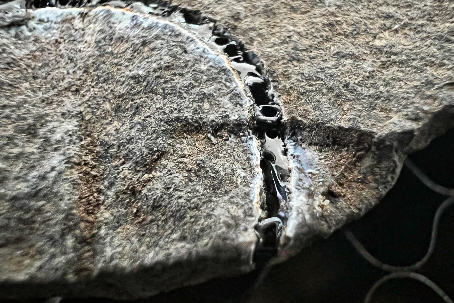 Das Schneiden von Stein funktioniert nicht, weil das Material "nur" schmilzt, aber nicht verdampft, weshalb der Laserstrahl nicht weiter eindringen kann.
