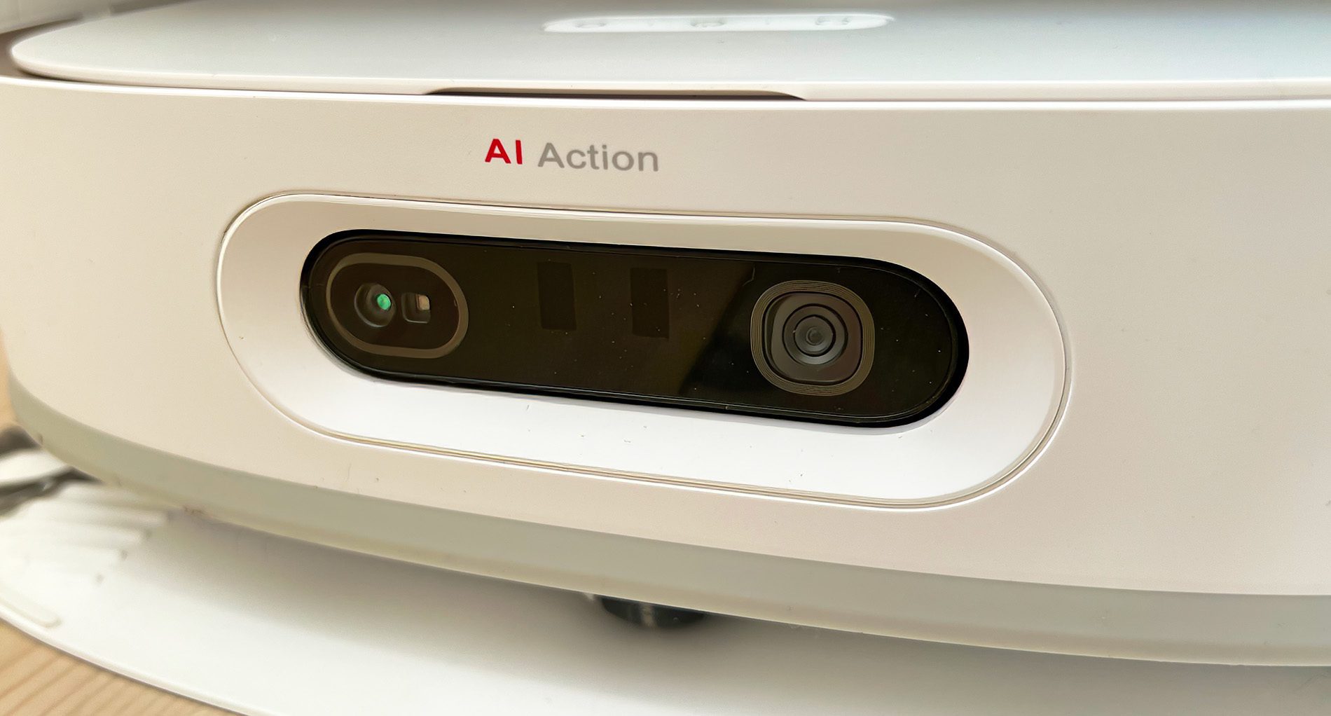 Der Dreame W10 Pro verfügt über zwei Kameras und Sensoren auf der Vorderseite, die das AI Action Feature – also das dreidimensionale Scannen und Erkennen von Objekten – möglich macht.