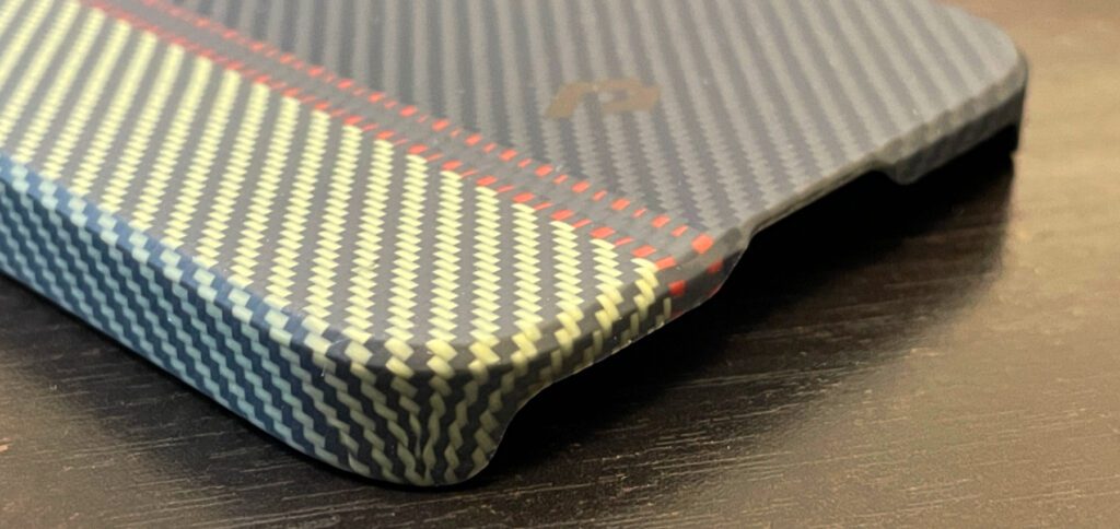 Das Pitaka MagEZ Case 3 fürs iPhone 14 Pro besteht außen aus geflochtener Aramidfaser für sehr guten Schutz gegen Stöße und Kratzer sowie für guten Halt. Neben Modellen in schwarz und grau gibt es auch die Fusion Weaving Modelle mit farbenfrohen Strängen.