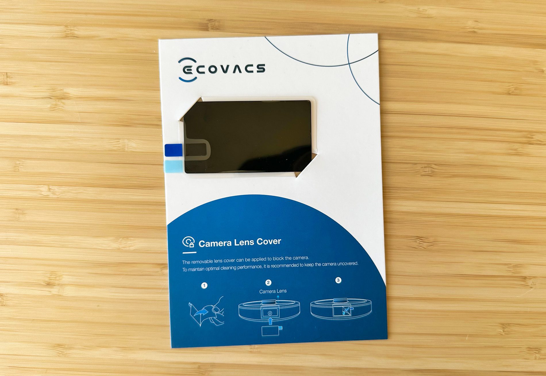 Ecovacs ist so nett und liefert mit dem Staubsaugroboter direkt ein Cover für die Kamerafront mit. 