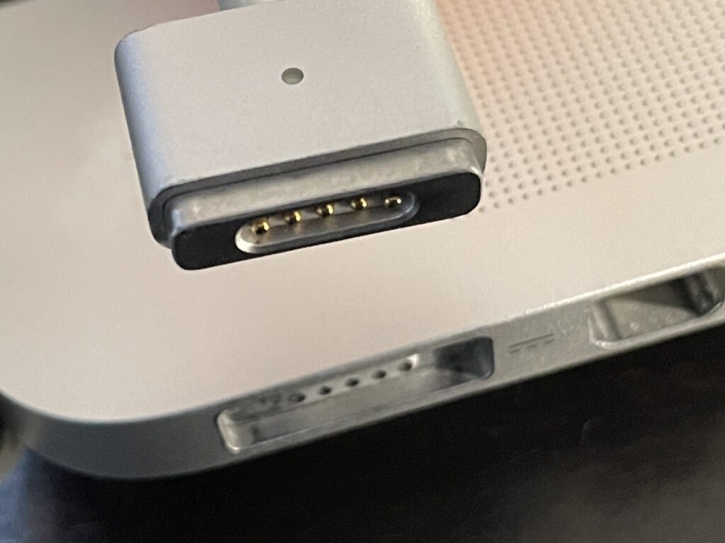 MagSafe 2 am Apple MacBook Pro von 2012. Der Stecker ist länglicher und schmaler als bei der ersten MagSafe-Generation und damit nicht abwärtskompatibel. Foto: Sir Apfelot