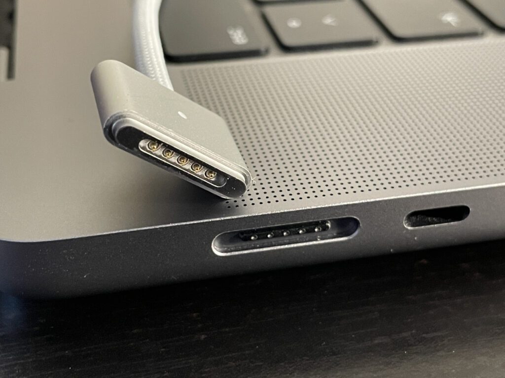 MagSafe 3 am Apple MacBook Pro von 2021. Auch dieser Stecker ist nicht abwärtskompatibel. Am 16-Zoll-Modell des Laptops können mit dem entsprechenden Netzteil bis zu 140 Watt genutzt werden. Foto: Sir Apfelot