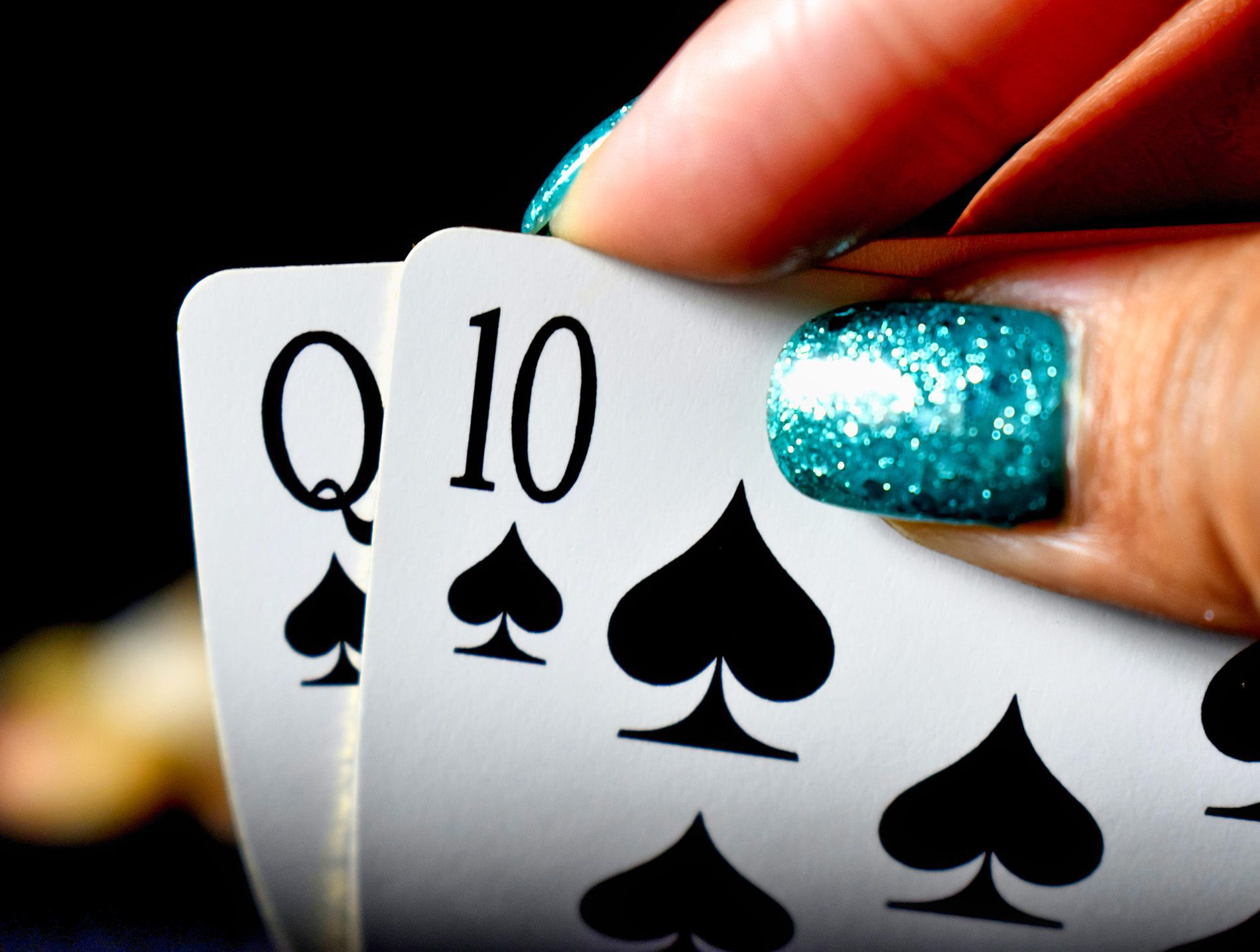 Wer darauf aus ist, echtes Geld im Casino zu gewinnen, der kann es mit Black Jack oder Poker versuchen (Foto: Pexels).