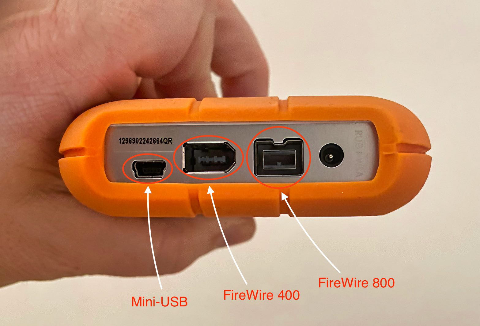 Hier die Anschlüsse der LaCie-Festplatte: links Mini-USB, dann FireWire 400 und rechts FireWire 800 (Foto: Andreas Rentsch).