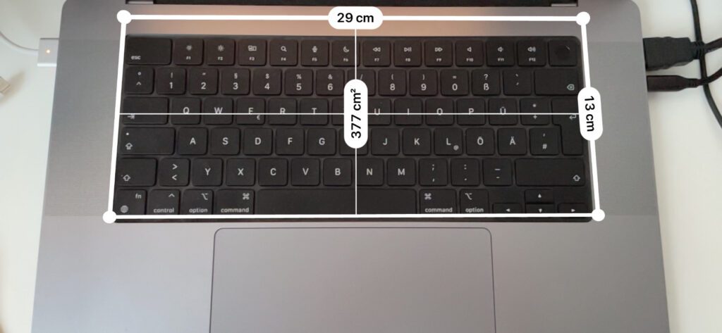 Da das Rechteck erkannt wurde als das iPhone schräg vor die MacBook-Tastatur gehalten wurde, wird es bei der Draufsicht verschoben angezeigt. Die Maße und der Flächeninhalt sind Schätzwerte.