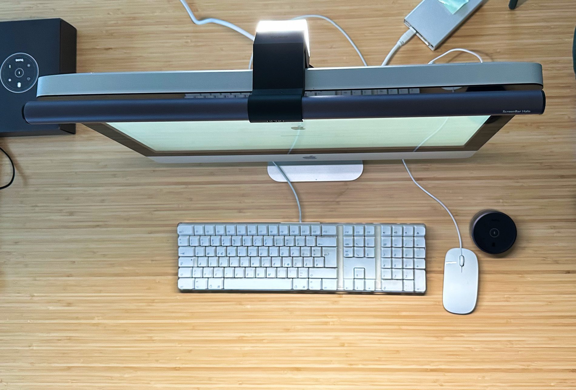 BenQ ScreenBar lampe de bureau LED pour écran PC, Alimentée par USB, Gain  d'espace, Eclairage intelligent, Protection des yeux : :  Informatique