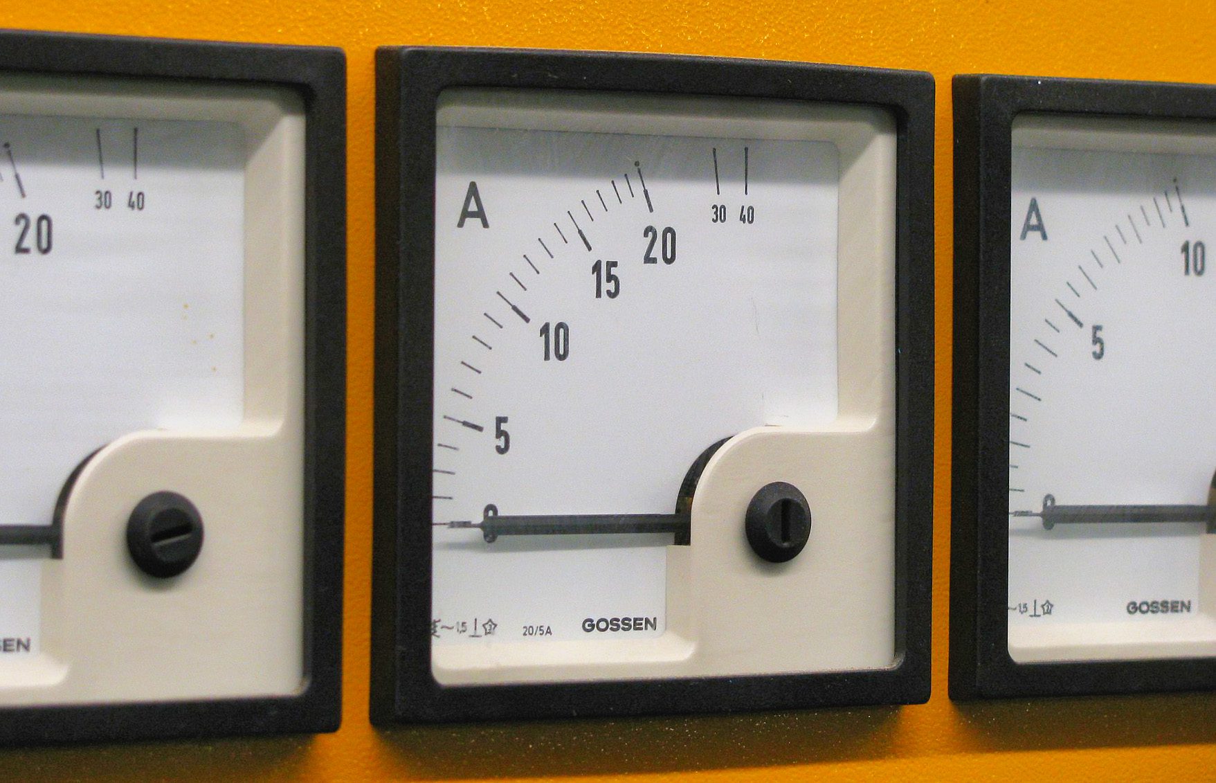 Hier sieht man analoge Amperemeter, welche die Stromstärke bis 40 Ampere anzeigen können, wobei die Skala immer ungenauer wird (Foto: Wikipedia).