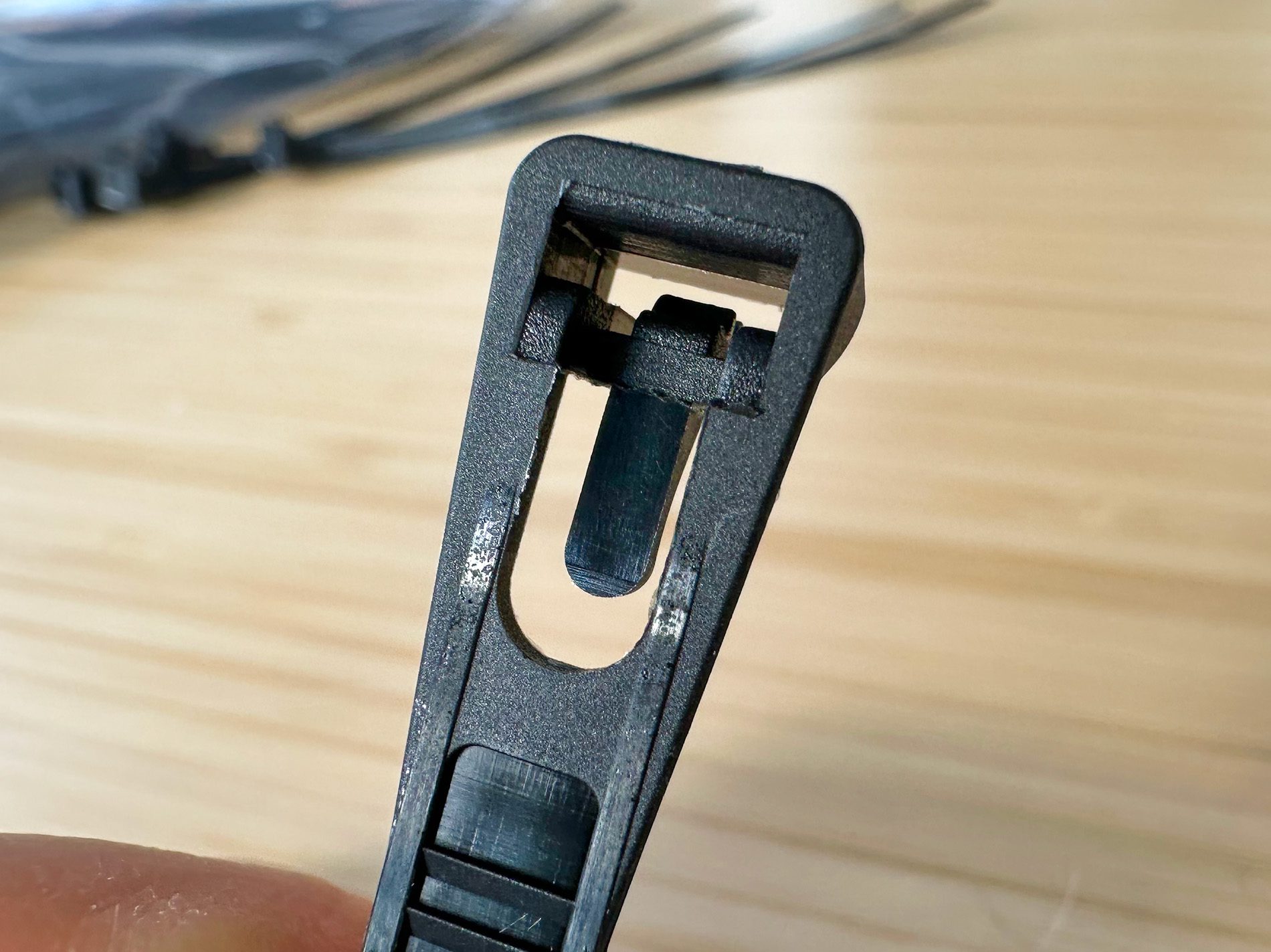 Der Verschluß dieser Kabelbinder lässt sich durch Druck auf einen kleinen Hebel wieder öffnen, um ihn wiederzuverwenden.