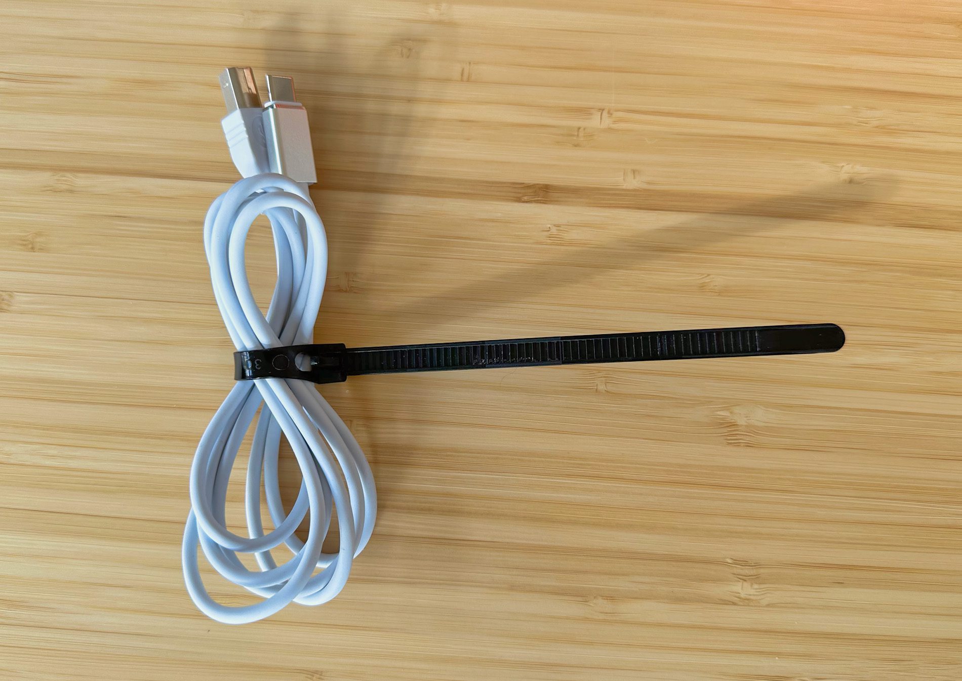 Für kleinere Kabel ist der Kabelbinder etwas lang, aber mich stört das abstehende Ende nicht.
