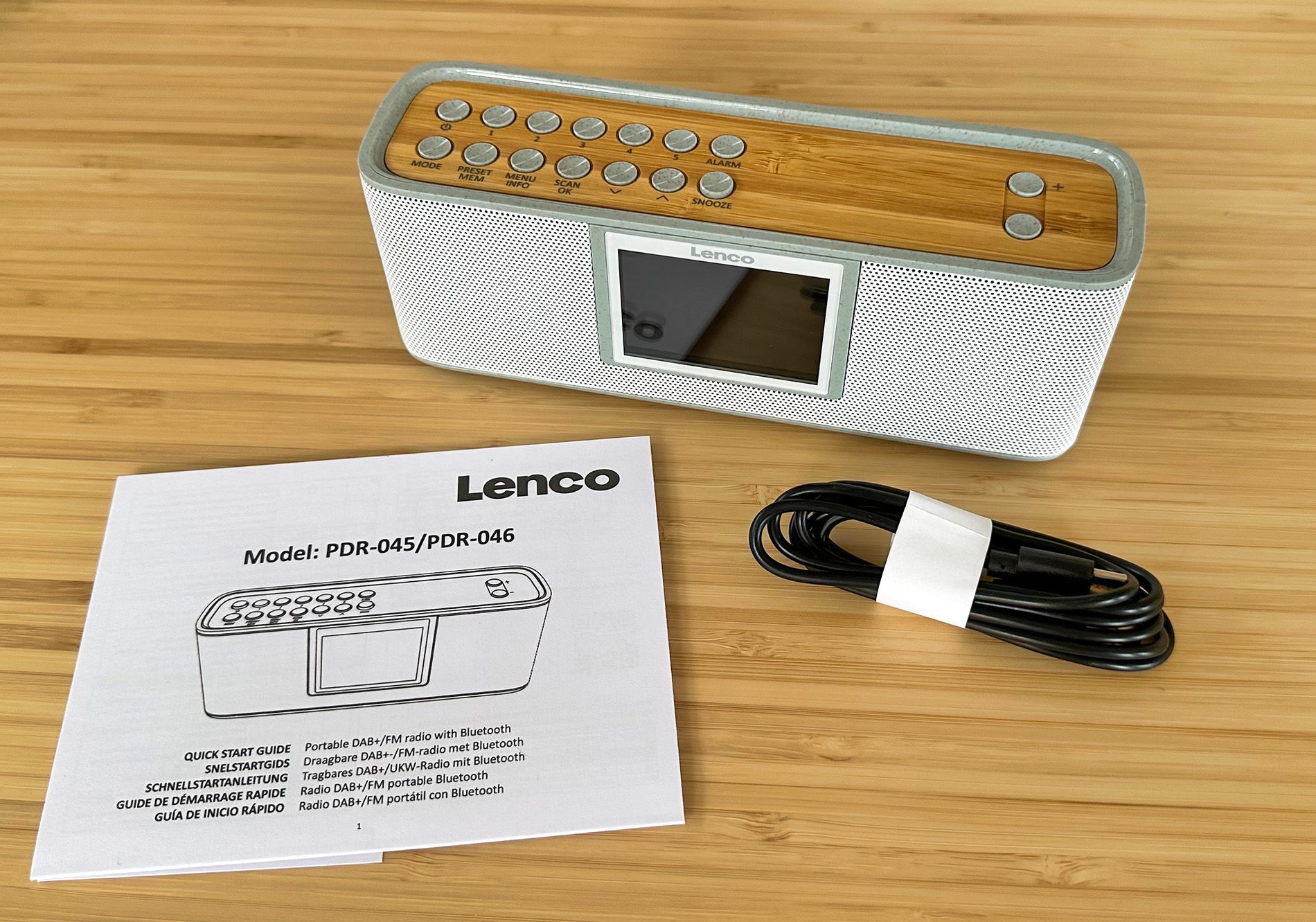 Das Lenco PDR 046 kommt mit einem USB-C-Ladekabel und einer Schnellanleitung (Fotos: Sir Apfelot).