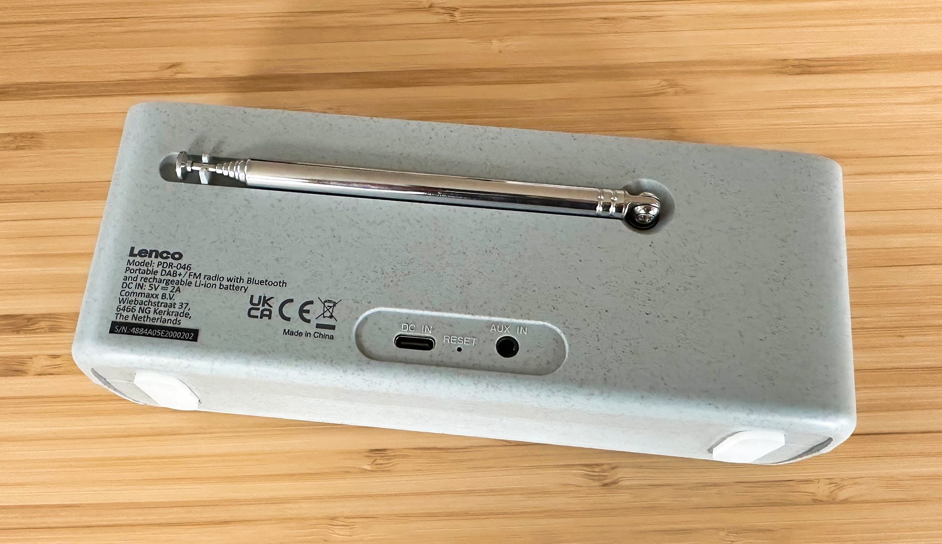 Auf der Rückseite des Lenco-Radios findet man die USB-C-Ladebuchse und den AUX-Eingang mit dem typischen 3,5-mm-Klinkeneingang.