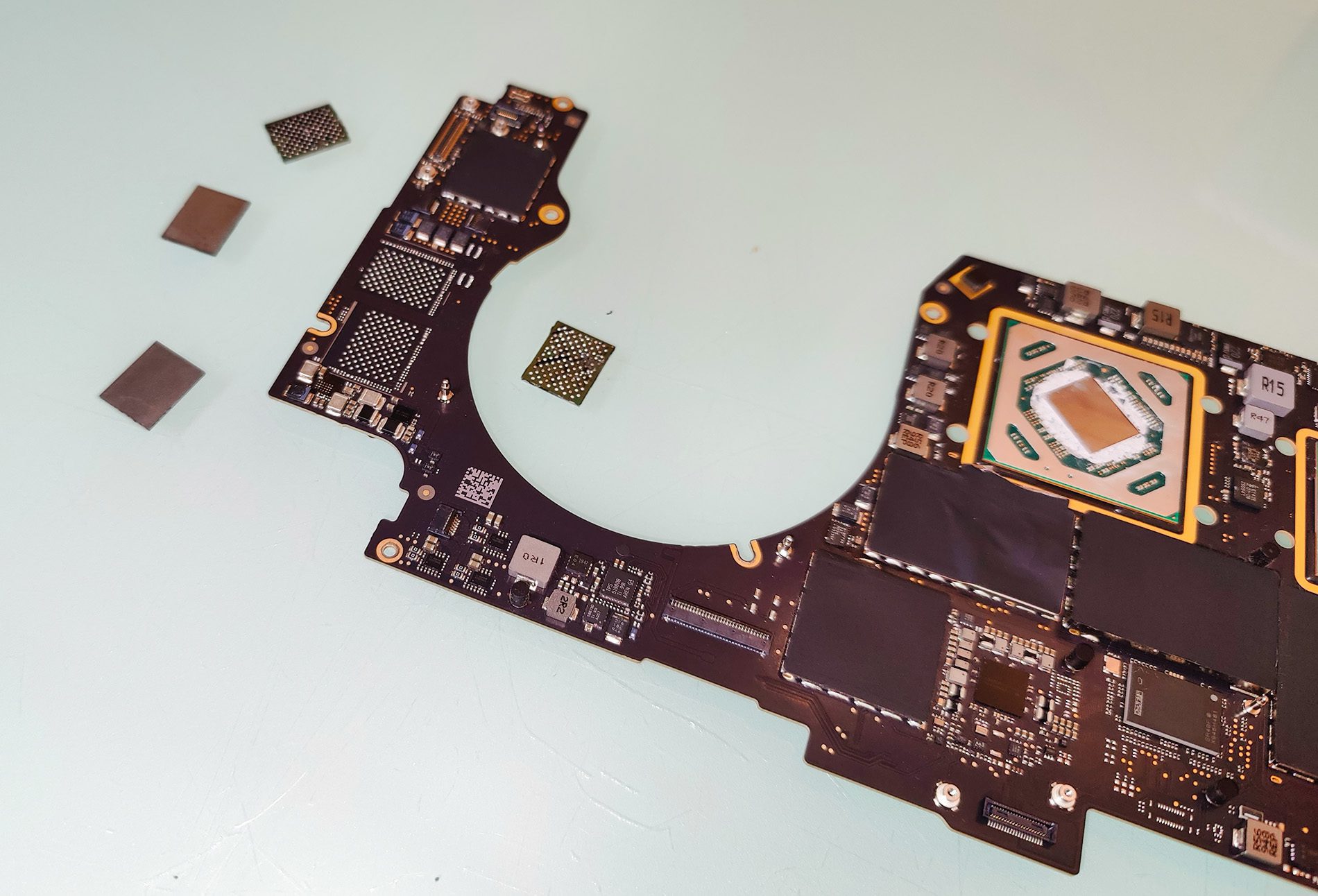 Hier sieht man die ausgelöteten SSD-Chipsätze, die im Zuge der Reparatur auch gegen welche mit mehr Kapazität getauscht werden können (Foto: Sadaghian).