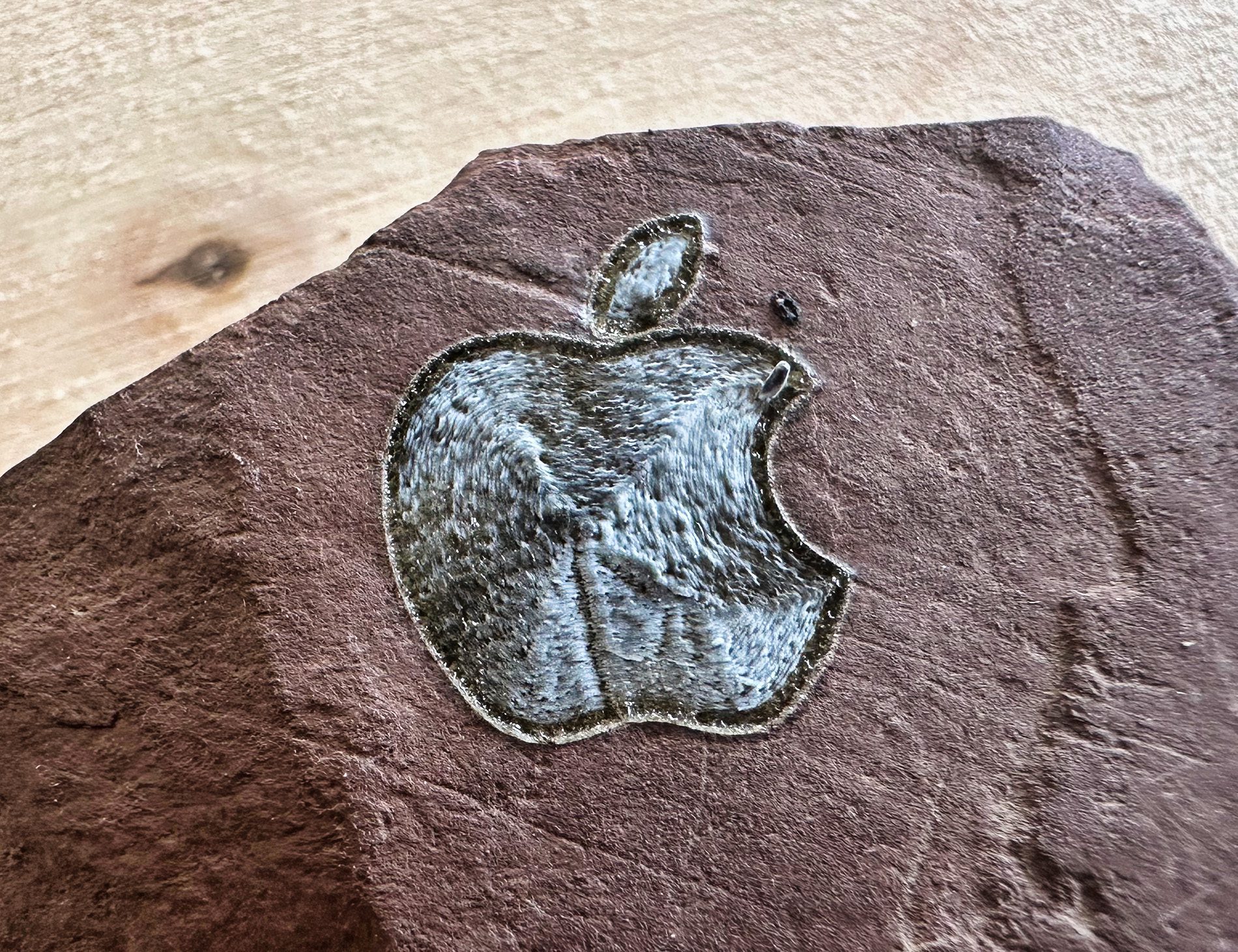Dieses Apple-Logo ist knapp 1 cm hoch und wurde auf Sandstein graviert. Ebenfalls mit Offset-Fill, was hier jedoch recht gut aussieht.