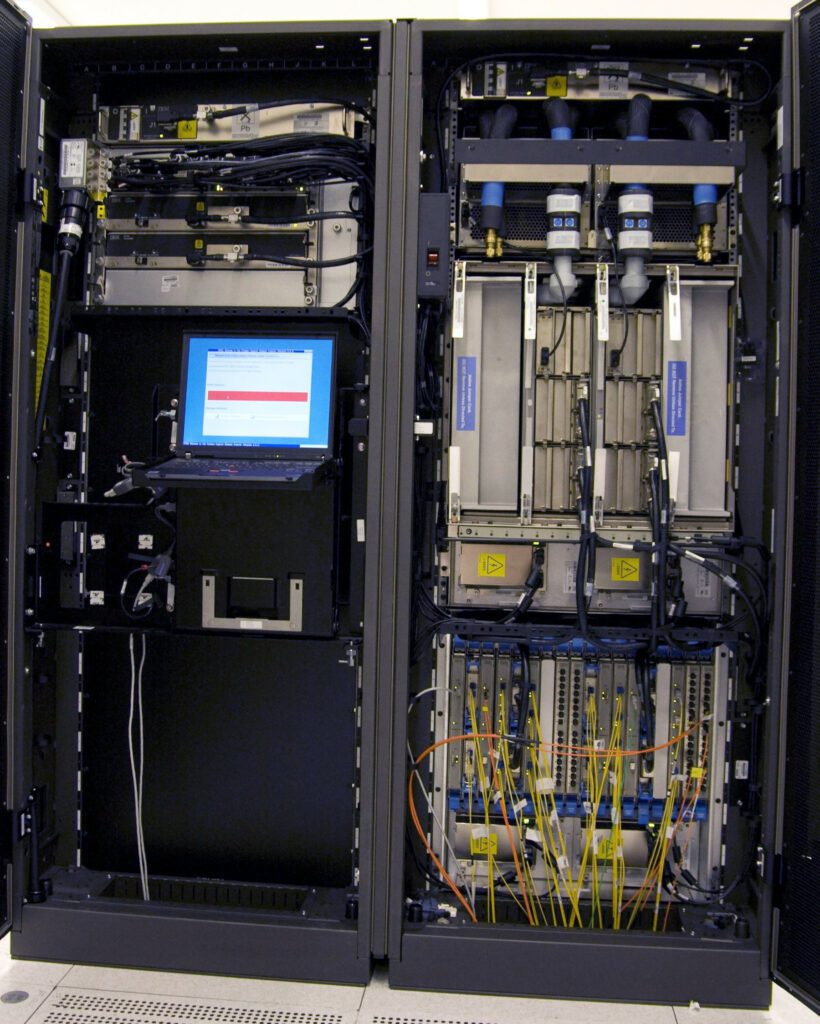 Ein Z9 von IBM mit einem gekoppelten Laptop als Support- bzw. Wartungselement. Quelle: Wikimedia / Richard Hilber (gemeinfreies Material)