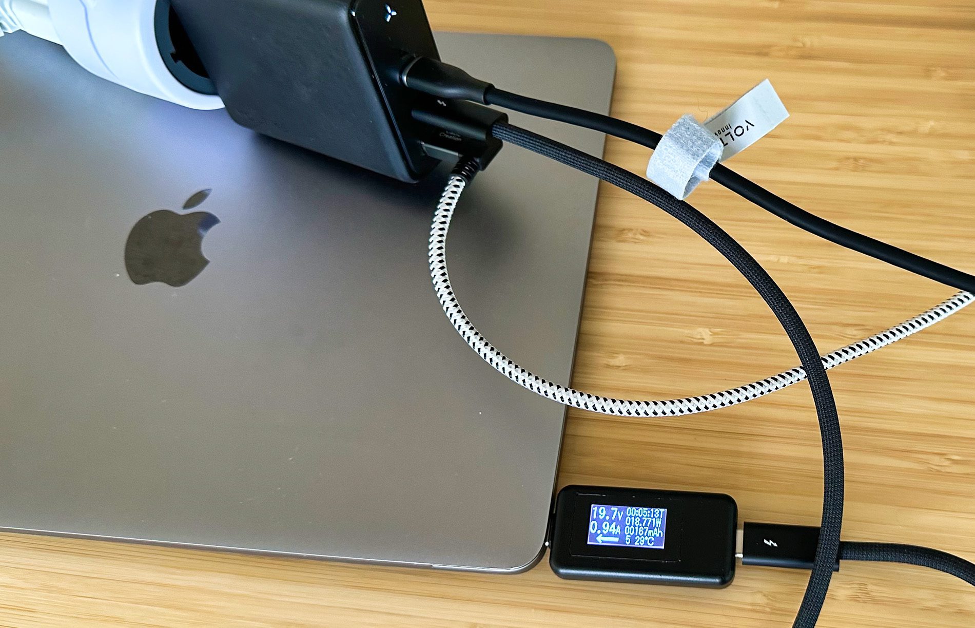 Selbst bei voller Belegung mit MacBook Pro und USB-Lastwiderstand liefert der zweite USB-C-Port noch bis zu 45 Watt Leistung.