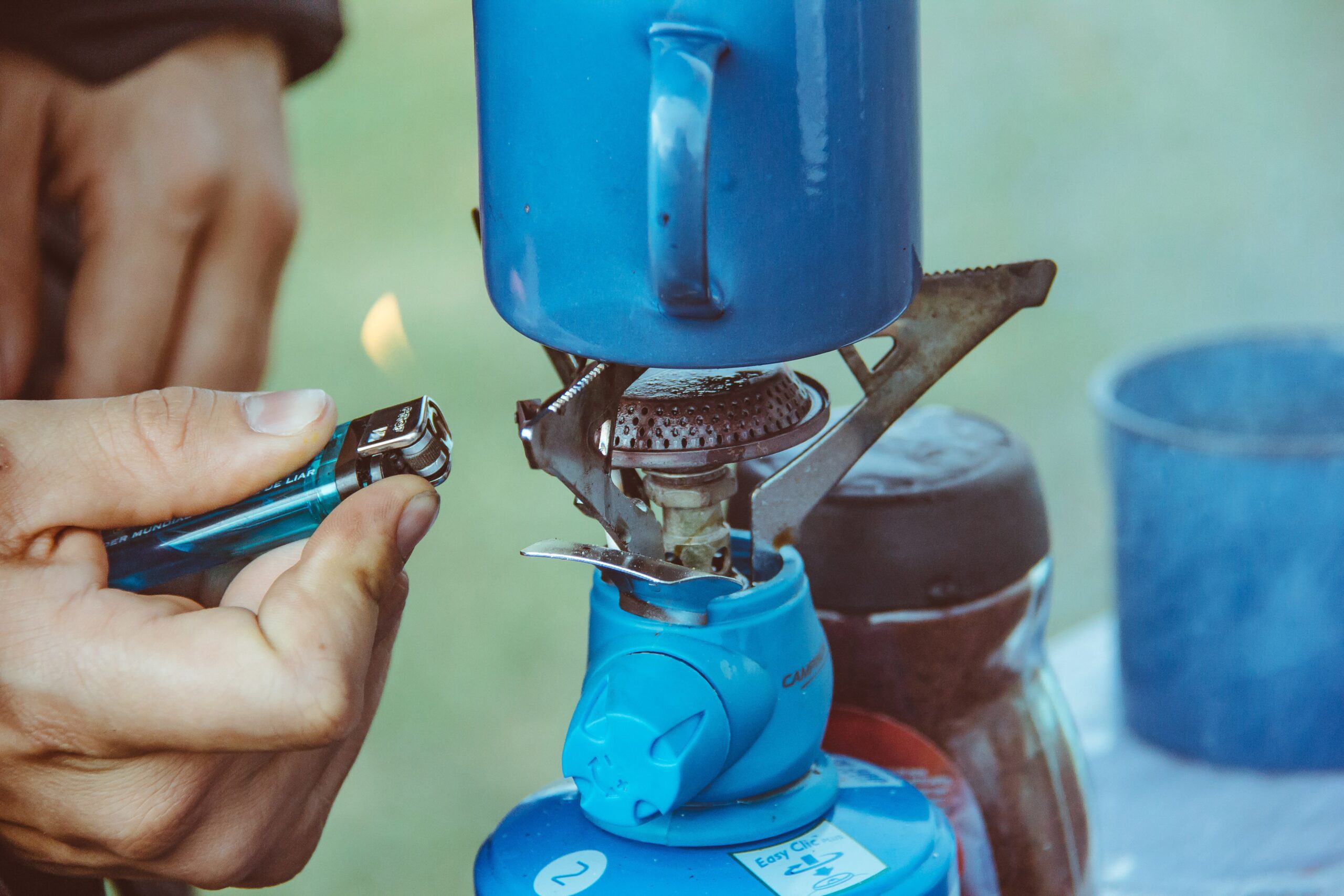 Wenn man seine Gasflaschen beim Camping nicht leer bekommt, kann man sie mit dem Adapter zuhause am Gasgrill weiternutzen (Foto: WeSideTrip/Unsplash).