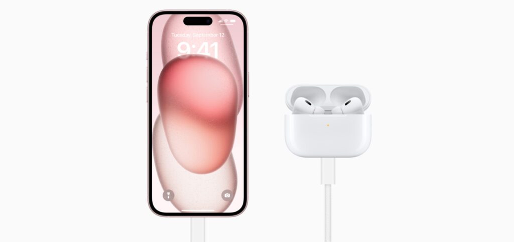 Durch ein USB-C-Kabel verbunden können iPhone-15-Modelle u. a. das Ladecase der Apple AirPods Pro (2. Gen) und damit die Kopfhörer selbst aufladen.