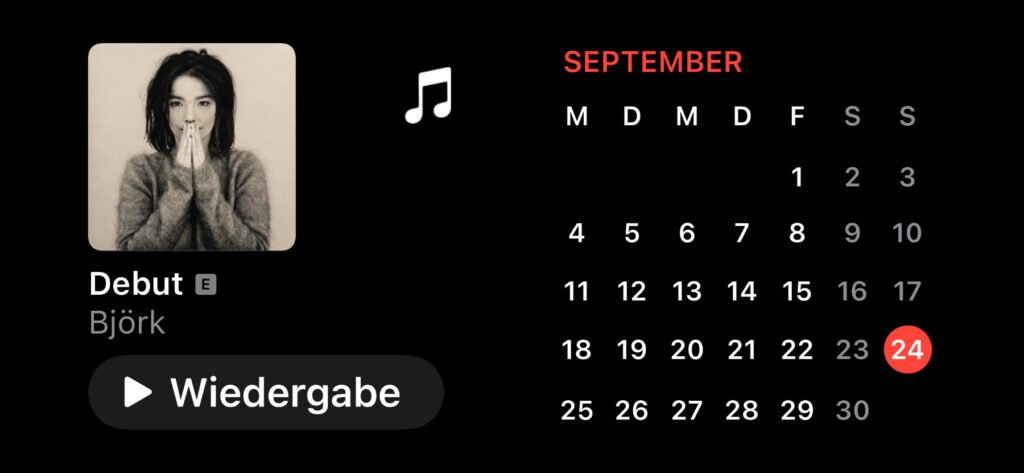 So kann der erste Standby-Bildschirm aussehen, wenn ihr das Musik- und das Kalender-Widget anzeigen lassen. Wischt nach links, um Fotos anzeigen zu lassen. Wischt nochmal nach links, um eine bildschirmfüllende Uhr anzeigen zu lassen.