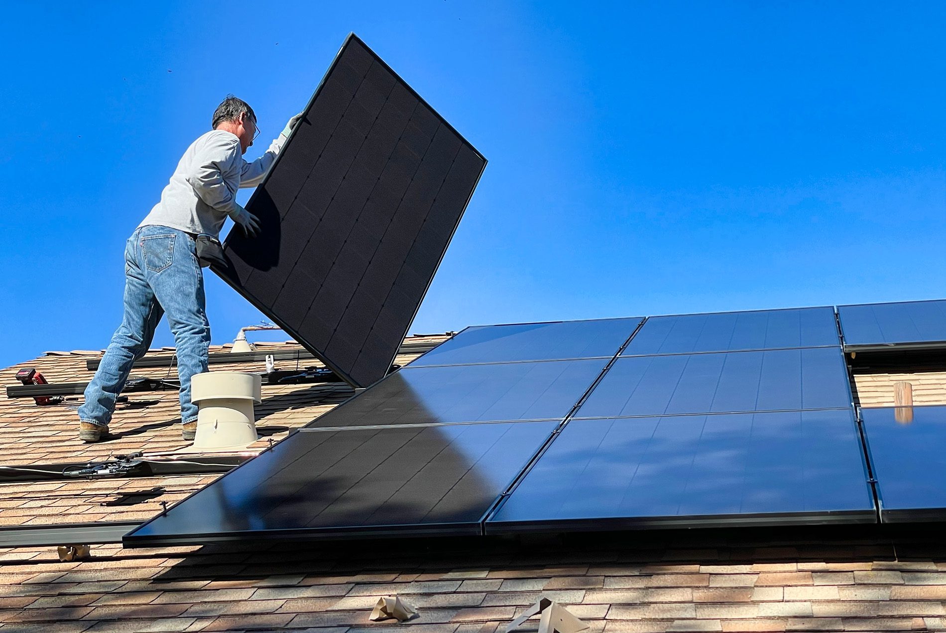 Mit steigenden Energiepreisen werden Solaranlagen auch für Privatnutzer immer interessanter (Foto: Bill Mead/Unsplash).