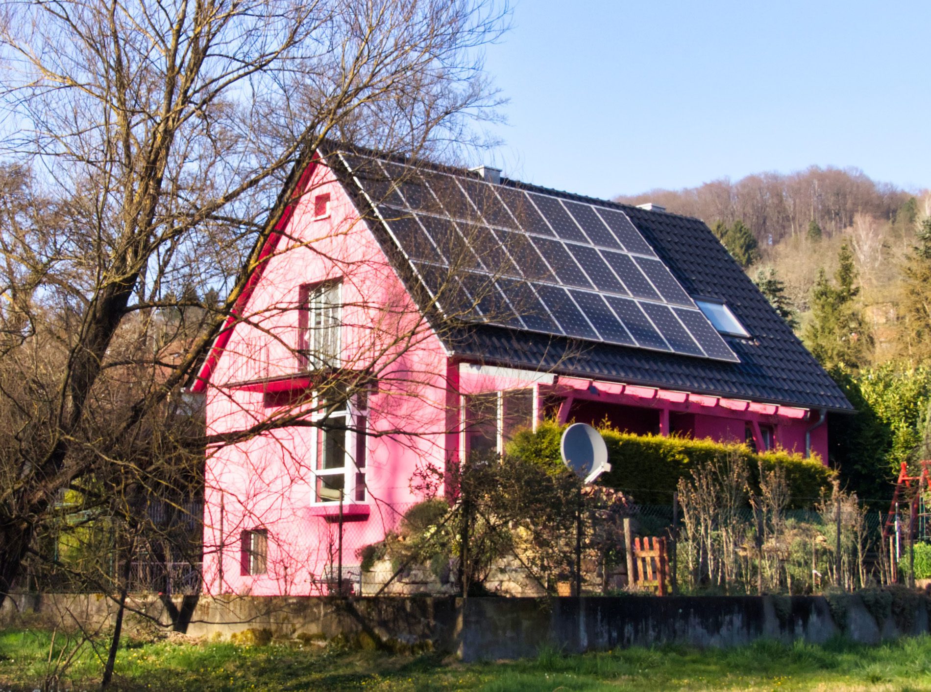 Wer sein Haus mit einer Photovoltaikanlage aufrüstet, steigert gleichzeitig den Wert seiner Immobilie (Foto: Jack Blueberry/Unsplash).
