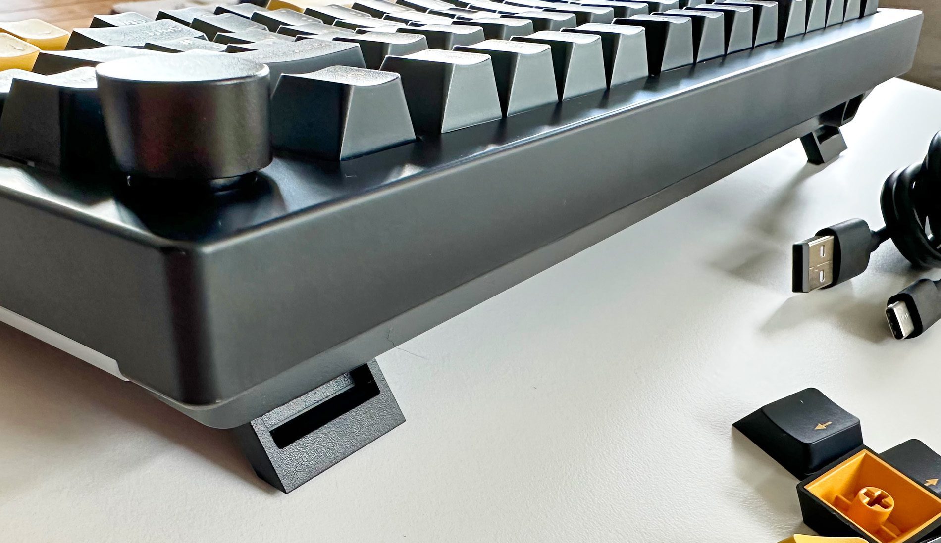 Die eingebauten Abstandshalter erlauben, die Tastatur in zwei Stufen schräg zu stellen.