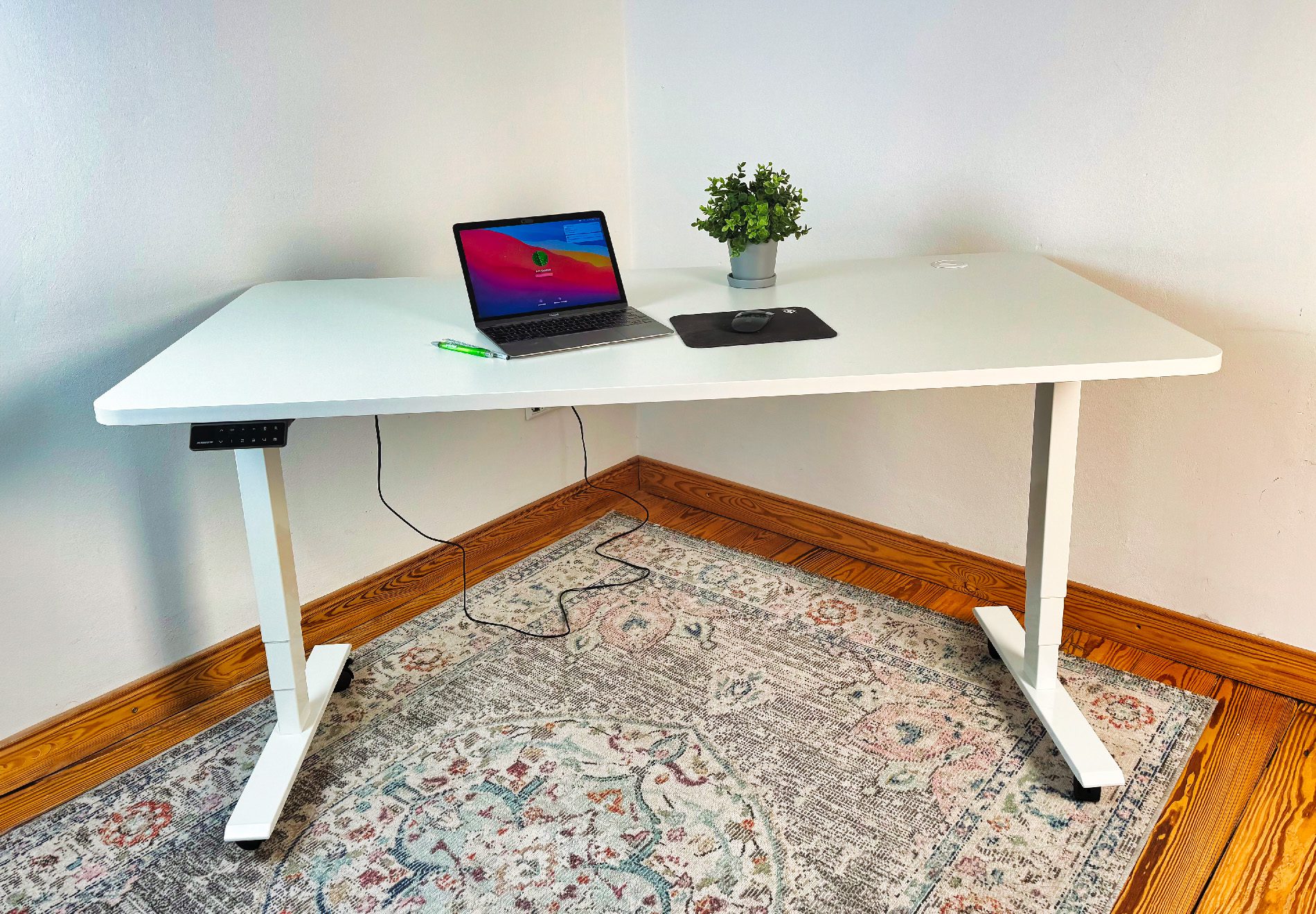 Der Maidesite S2 Pro Plus ist ein günstiger Steh-Schreibtisch, der aber trotzdem keine Kompromisse bei den Features macht.
