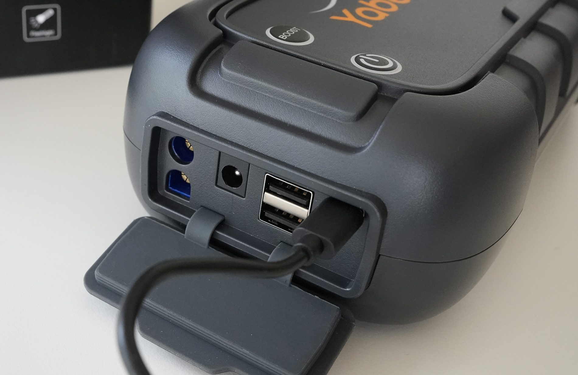 Die USB-C-Buchse kann sowohl zum Aufladen der Powerbank selbst als auch zum Versorgen anderer Geräte verwendet werden.