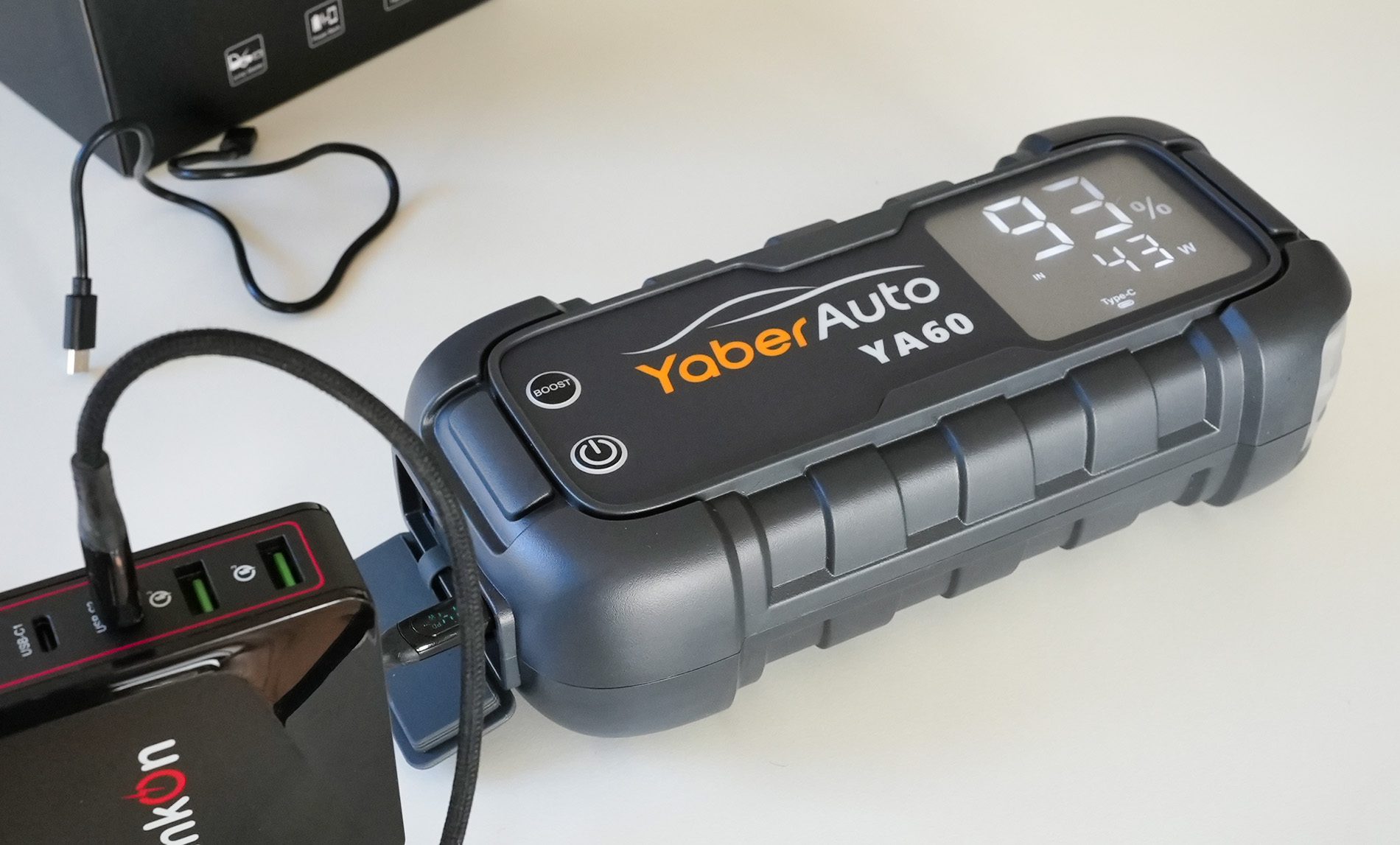 Die YaberAuto YA60 Starthilfe-Powerbank lässt sich mit 45 Watt Leistung aufladen, wenn man ein entsprechendes Netzteil anschließt.