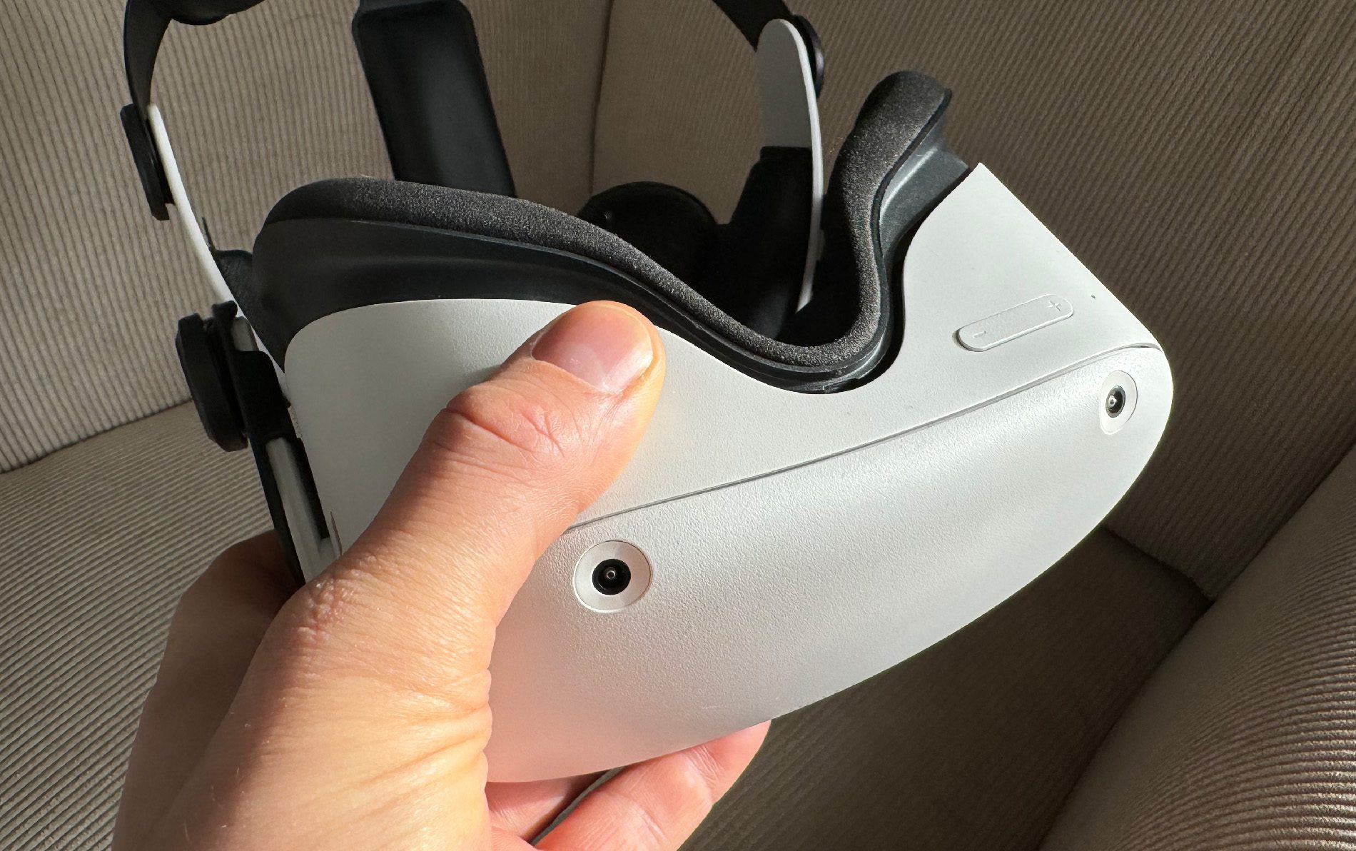 Wenn man die Meta Quest 2 oder 3 VR-Brille weitergeben oder verkaufen möchte, sollte man sie unbedingt auf Werkseinstellungen zurücksetzen.