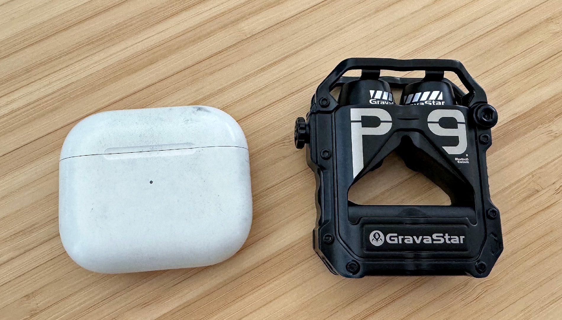 Das Case der AirPods Pro ist eher ein Handschmeichler, während das Case der GravaStar Sirius Pro eher ein Design-Objekt ist.