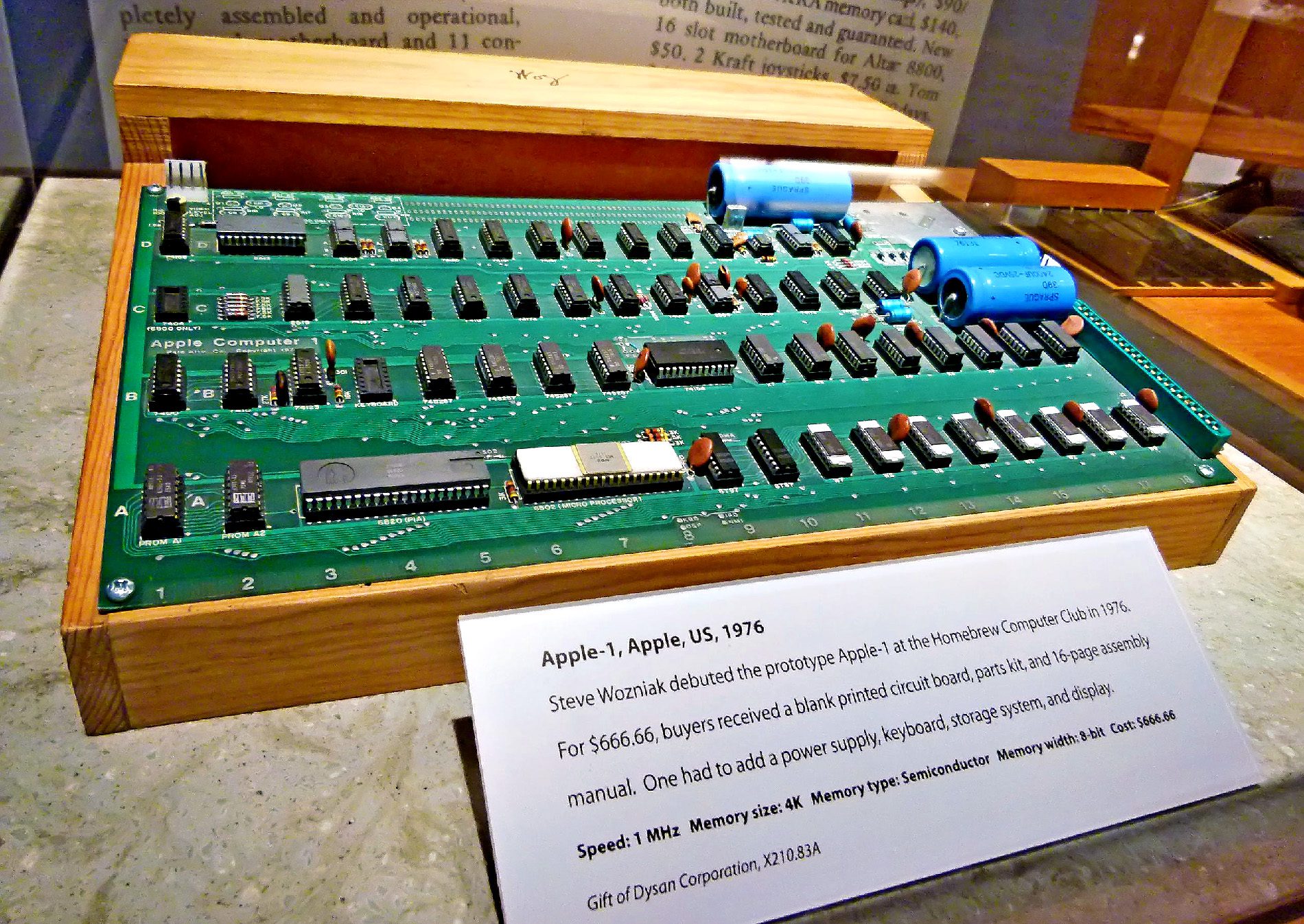Der erste Apple Computer "Apple 1" kam nur als Hauptplatine – alles andere musste man sich anderweitig besorgen (Foto: Wikimedia).
