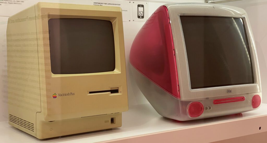 Der Apple Macintosh Plus von 1986 im Formfaktor des originalen Macintosh von 1984 neben dem ikonischen iMac G3 von 1998 im Museum für angewandte Kunst in Köln (MAKK). Quelle: Johannes Domke für Sir Apfelot