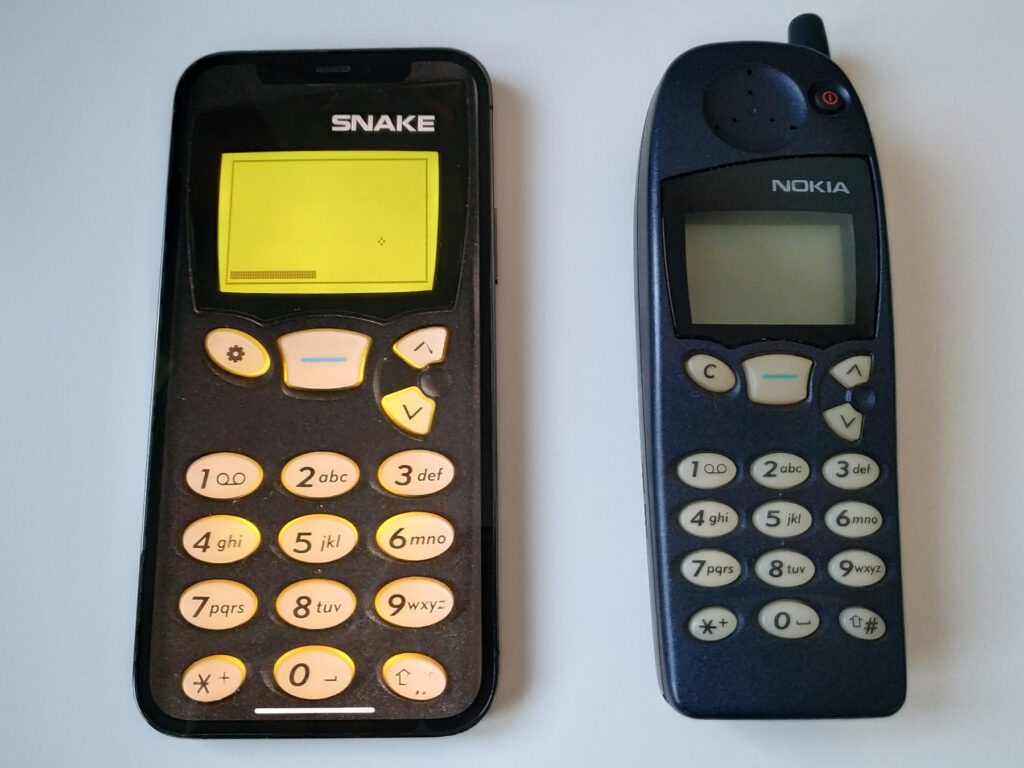 Im Vergleich zeigt sich, dass man z. B. auf dem iPhone 12 Pro ein größeres Snake-Spielfeld nutzen kann als auf dem Nokia 5110, mit dem Snake in 1997 von Nokia eingeführt wurde. Foto: Johannes Domke für Sir Apfelot.