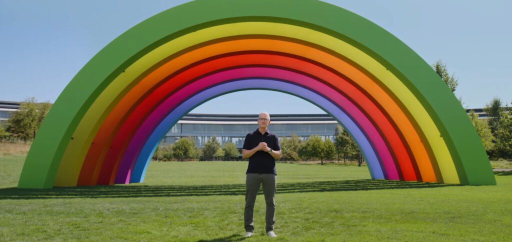 Der Apple-CEO Tim Cook im Video zur September-Keynote 2022. Das erwartete März-Event in 2024 soll in dieser Form nicht stattfinden. Stattdessen sollen die neuen Produkte mit einem Mix aus Pressemitteilungen, Werbevideos und dergleichen veröffentlicht werden.