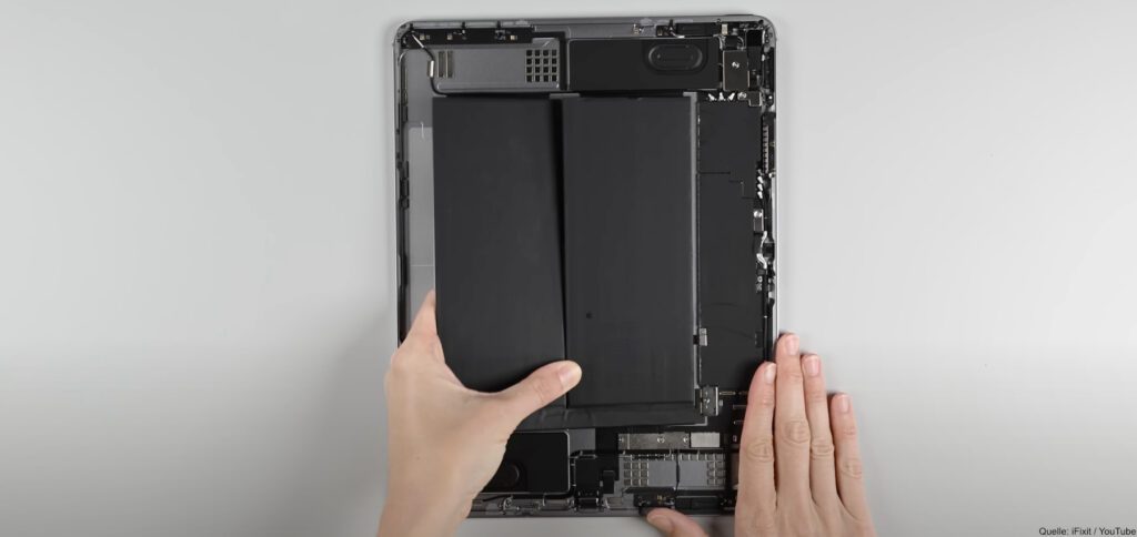Im M2 iPad Air Teardown von iFixit sind zahlreiche Komponenten des Tablets sowie deren Verbindung zueinander sowie zum Gehäuse zu sehen. Die Einschätzung der Reparierbarkeit fällt nicht gut aus. Bild: iFixit / YouTube