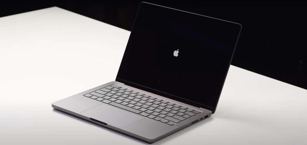 Das soll das neue, noch unveröffentlichte M4 MacBook Pro mit 14-Zoll-Display sein. Bildquelle: Wylsacom / YouTube