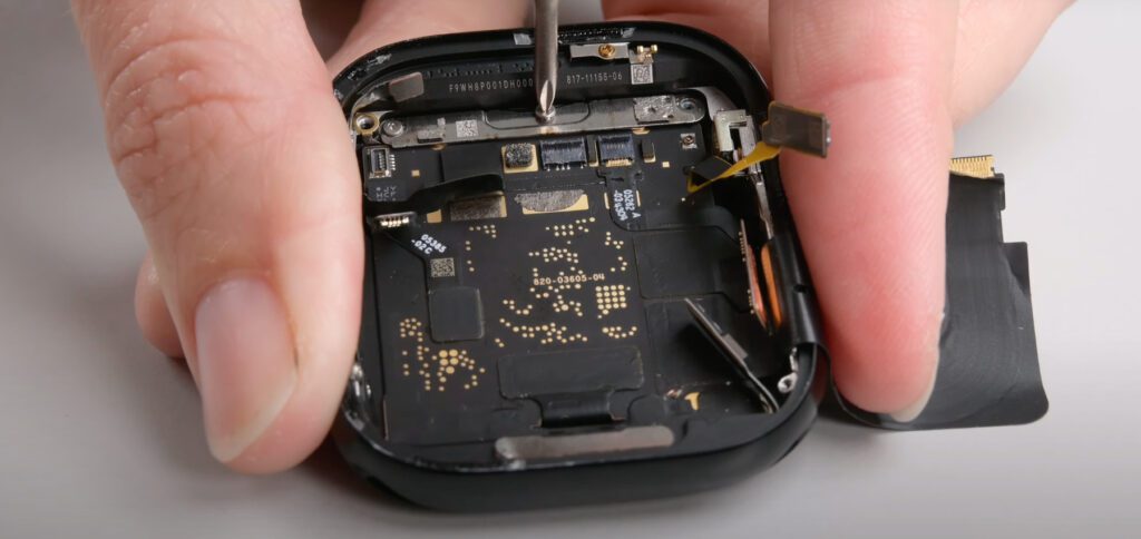 Der iFixit Apple Watch Series 10 Teardown zeigt, dass die neue Smartwatch nicht leicht zu reparieren ist. Zudem kommen die Akku-Werte des 46-mm-Modells zum Vorschein. Bild: iFixit / YouTube